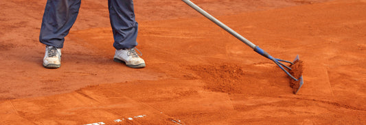 Tennisplatzpflege während der Saison